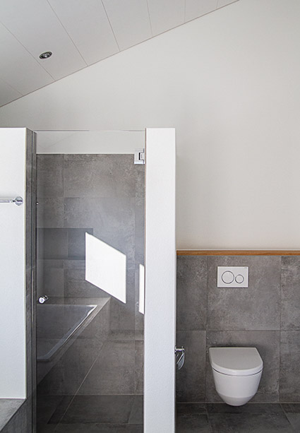Dusche und vorwandmontiertes WC im EFH-Neubau in Lommiswil
