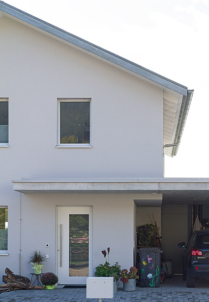 Hauseingang und Garageneinfahrt Neubau EFH in Lommiswil